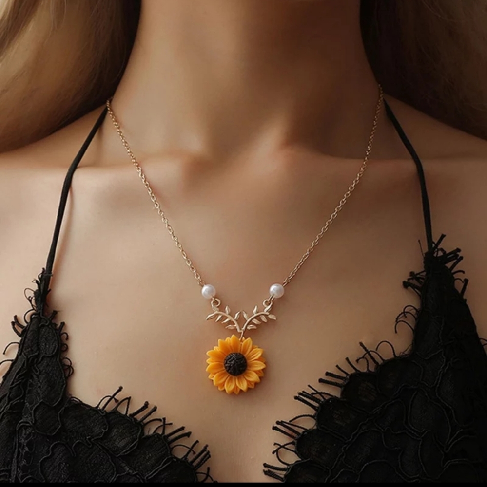 DELICATE SUNFLOWER PENDANT NECKLACE